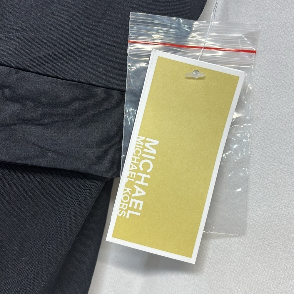 Michael Kors black
Stunning adjustable removable strap one piece swimsuit 12 - Picture 4 of 12